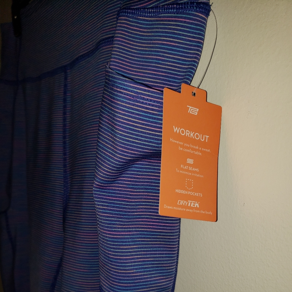 SIZE 2X - Active Wear Capri Pants - Picture 2 of 7